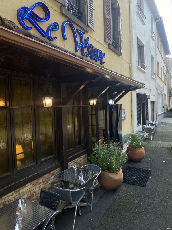 Profitez de l'atmosphère décontractée de la terrasse extérieure du restaurant Le Vesuve à Clermont-Ferrand 63000